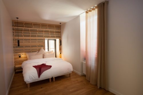 Le lit double de la chambre Même pas Malle de l'hôtel restaurant de l'Alouette